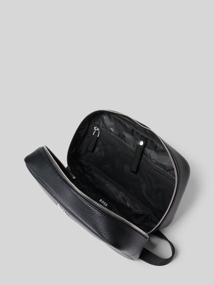 Produktfoto, Kosmetiktasche mit Label-Detail Modell 'Ray EVO' von BOSS aus schwarzem Kunstleder mit Struktur, Reißverschluss, Hauptfach und Netzfach