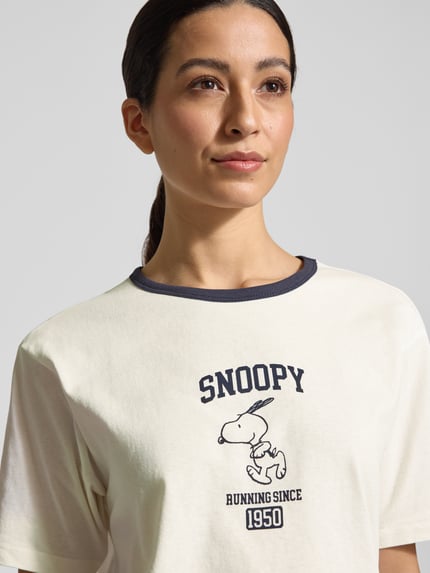 Vrouwenmodel draagt T-Shirt met Motiv-Print und Rundhalsausschnitt van Jake*s Casual, relaxed fit, pure katoen, detailopname bovenlichaam.