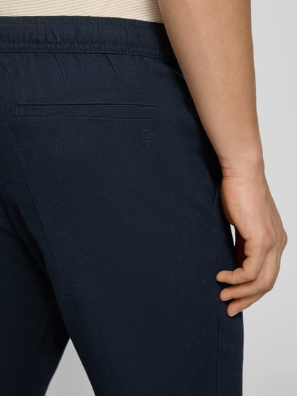 Männermodel trägt Pull On Hose in Leinen-Optik mit Eingrifftaschen von REVIEW in Dunkelblau, reine Baumwolle, Nahaufnahme Rückansicht