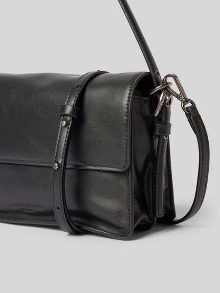 Produktfoto, schwarze Umhängetasche aus beschichtetem Leder mit Logo-Prägung Modell 'AUDREY' von LIEBESKIND BERLIN, glatte Struktur, silberfarbene Metallelemente, Hauptfach mit Magnetverschluss, verstellbarer Schultergurt, Reißverschlussfach innen, Breite 25 cm, Länge 16 cm, Tiefe 9 cm, Schulterriemen 58 cm.