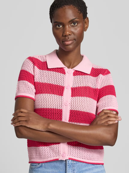 Frauenmodel trägt Strickjacke mit Polokragen und 1/2-Arm Modell 'BABILON' von MANGO im Allover-Look, durchgehende Knopfleiste, Nahaufnahme Oberkörper.
