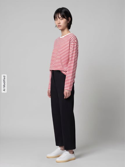 Frauenmodel trägt Regular Fit Langarmshirt aus Baumwoll-Mix Modell 'ADIE' von Pieces, Two Tone Optik, Feinripp, Ganzkörperansicht von vorne, KI-modifiziertes Bild.