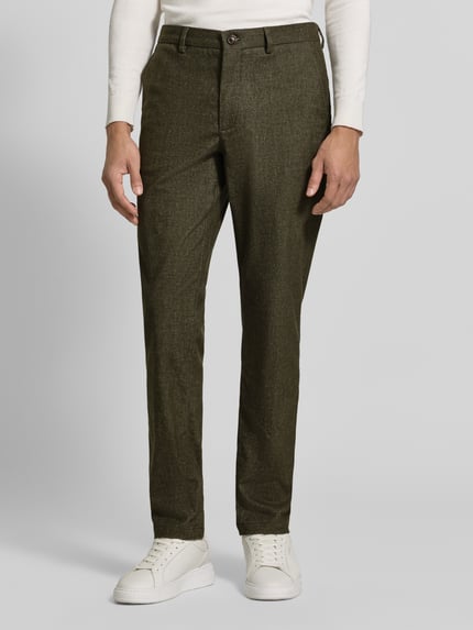 Männermodel trägt Slim Fit Gerade Hose aus Baumwoll-Mix mit Viskose-Anteil Modell 'DENTON' von Tommy Hilfiger in Olivgrün, Nahaufnahme Oberkörper, Herren Gerade Hose von Tommy Hilfiger.
