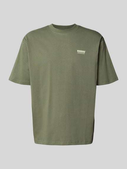 Produktfoto, olivgrünes T-Shirt mit Label-Print Modell 'Baine' von WOODBIRD aus Bio-Baumwolle, Regular Fit, gerippter Rundhalsausschnitt