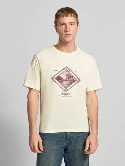 Męski model nosi T-Shirt mit Label-Print Modell 'NIAGARA' od Jack & Jones, bawełna, krój regular fit, jasny kolor, nadruk z przodu, widok całego ciała z przodu.