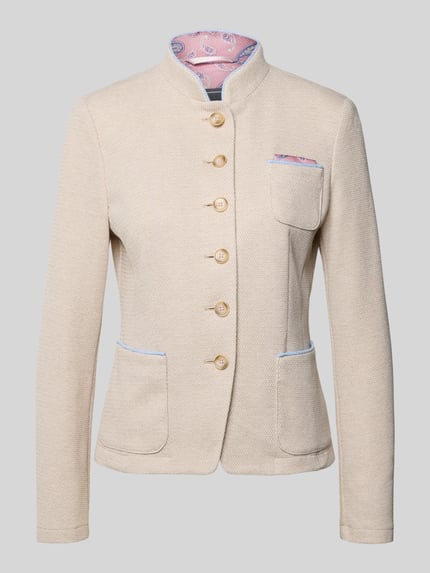 Produktfoto, Slim Fit Blazer mit Stehkragen und aufgesetzten Taschen von WHITE LABEL, beigefarbener Material-Mix mit sichtbarer Textur, hellbraune Knöpfe, rosa gemustertes Innenfutter, schlichte Form und klare Linien.