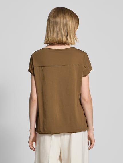 Vrouwenmodel draagt Regular Fit T-shirt uit puur katoen van s.Oliver RED LABEL, look: effen, boothals, korte mouw, jersey, Ganzkörperansicht Rückansicht.
