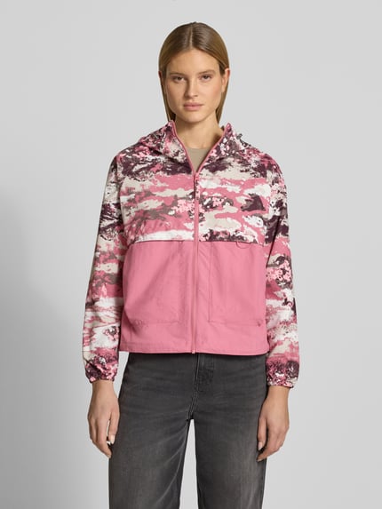Frauenmodel trägt Regular Fit Jacke mit Kapuze Modell 'Spired Valley' von COLUMBIA in Rosa und Grau mit AufgesetzteTaschen, Ganzkörperansicht von vorne, Rückenlänge 59 cm, Schulterbreite 42 cm, Brustweite 55 cm, Ärmellänge 60 cm bei Größe S.