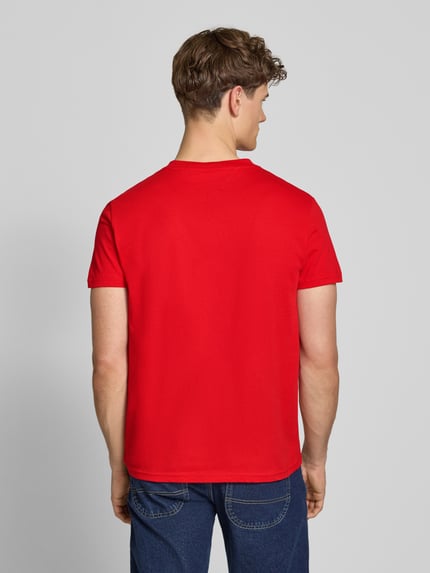 Männermodel trägt Regular Fit T-Shirt aus reiner Baumwolle von Tommy Jeans, Optik: Unifarben, Ganzkörperansicht Rückansicht.