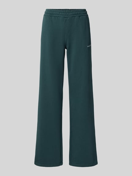 Produktfoto, ciemnozielona Flared Fit Jogginghose aus Baumwoll-Mix Modell 'Anni' von PEGADOR, elastyczny pas, wpuszczane kieszenie, wyhaftowane logo, długość wewnętrzna nogawki w rozmiarze S: 82 cm, mieszanka bawełny