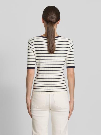 Frauenmodel trägt Strickpullover aus Viskose-Mix von Christian Berg Woman Selection, cremefarben mit dunklen Streifen, Rippstrick, Slim Fit, Ganzkörperansicht Rückansicht.
