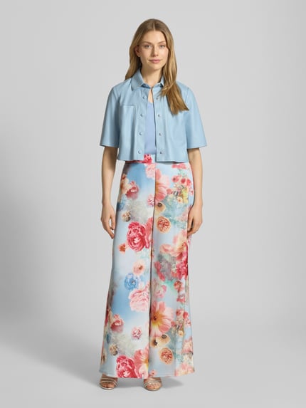 Frauenmodel trägt Hose im Allover-Look mit elastischem Bund von V by Vera Mont, Satin, Wide Leg, blumiges Muster, Ganzkörperansicht von vorne.
