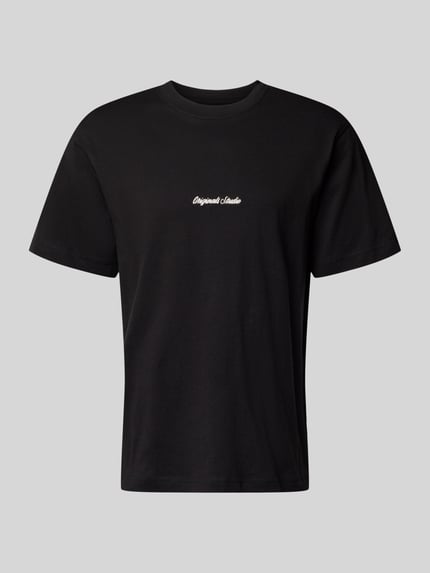 Produktfoto, schwarzes T-Shirt mit Label-Stitching Modell 'NORREBRO' von Jack & Jones, reine Baumwolle, Regular Fit, gerippter Rundhalsausschnitt.