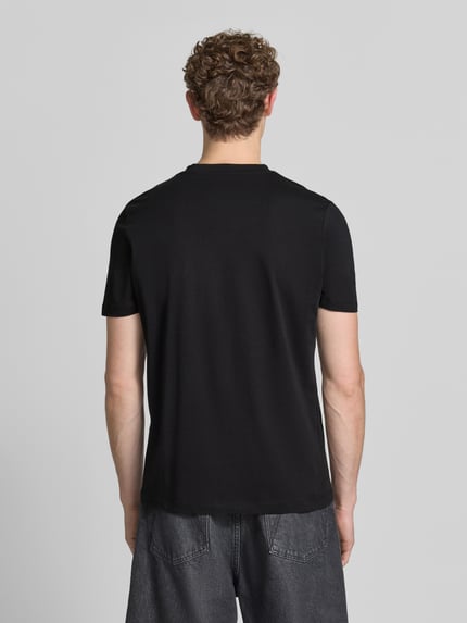 Männermodel trägt schwarzes Regular Fit T-Shirt aus reiner Baumwolle von s.Oliver RED LABEL, glatte Struktur, Ganzkörperansicht Rückansicht.