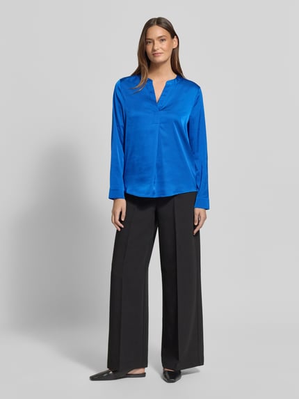 Frauenmodel trägt Regular Fit Bluse mit V-Ausschnitt von Christian Berg Woman Selection, unifarben, leuchtend blau, Material-Mix mit Stretch-Anteil, Ganzkörperansicht von vorne.