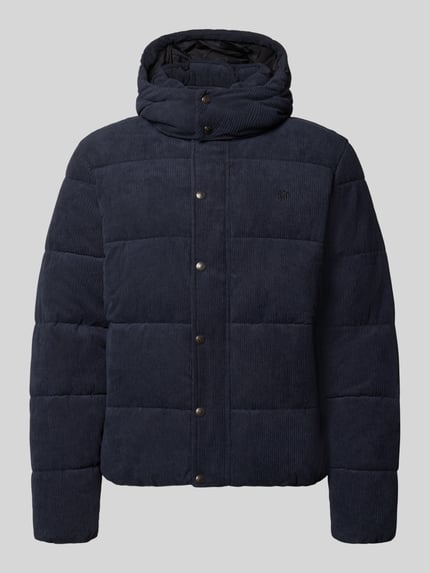 Produktfoto, Steppjacke in Cord-Optik von Superdry, kolor granatowy, prostokątne pikowania, Imitacja sztruksu, kaptur, na całej długości listwa guzikowa, długość tyłu w rozmiarze M: 72 cm, szerokość ramion w rozmiarze M: 48 cm, szerokość klatki piersiowej w rozmiarze M: 60 cm, długość rękawów w rozmiarze M: 70 cm