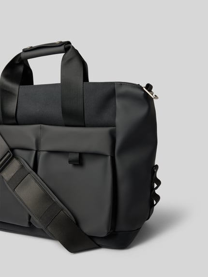 Productfoto, zwarte weekendtas van Rains, Model 'Otaru' met logodetail, hoofvak met ritssluiting, afneembare schouderband, breedte 54 cm, lengte 38 cm, diepte 20 cm, bandlengte 86 cm
