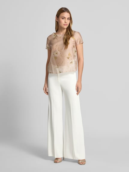 Vrouwenmodel draagt Stoffhose mit Bügelfalte van Rinascimento in wit, wide leg fit, stretch-materiaalmix, knoop- en ritssluiting, vooraanzicht volledig lichaam.
