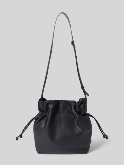 Produktfoto, schwarze Henkeltasche aus echtem Rindsleder von Marc O'Polo, glatte Oberfläche, weiche Struktur, minimalistisches Design