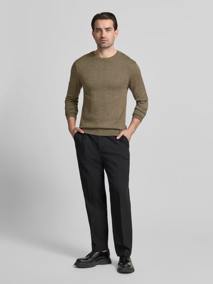 Mannenmodel draagt Strickpullover mit gerippten Abschlüssen Modell 'BELLS' van Casual Friday, katoen-lyocellmix, slim fit, voorkant volledige lichaamsweergave.