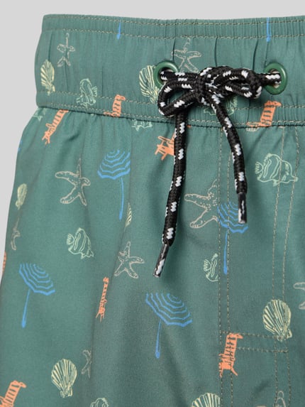 Productfoto, Badeshorts met steekzakken model 'BHRINGWAR MINI' van Blend in losvallende fit, groene kleur met kleurrijke strandprint, elastische tailleband met trekkoord, labeldetail, zijsteekzakken en achterzak, gladde textuur
