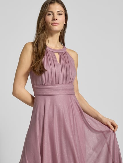 Kobiece modelka nosi Regular Fit Abendkleid aus Glitzer-Mesh von Jake*s Cocktail, błyszcząca siateczka, taliowany krój, wycięcie w kształcie łezki, plisy, wszyty zamek błyskawiczny, długość tyłu w rozmiarze 36: 152 cm, szerokość w rozmiarze 36: 37 cm, odcień różowego, nahaufnahme górnej części ciała.