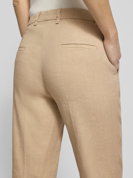 Vrouwenmodel draagt Cambio Leinenhose mit Baumwoll-Anteil in beige, verkort straight fit, elastische mix, achteraanzicht detailopname.