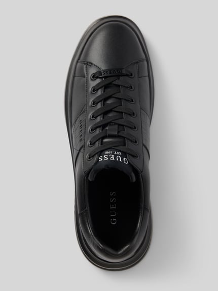 Produktfoto, Sneaker aus Leder-Mix Modell 'ELBA' von GUESS, schwarze Farbe, runde Spitze, strukturierte Sohle, Schnürverschluss, Herren Sneaker, Seiten- und Oberansicht, Absatzhöhe 5 cm, Schafthöhe 7 cm, Schaftweite 10 cm