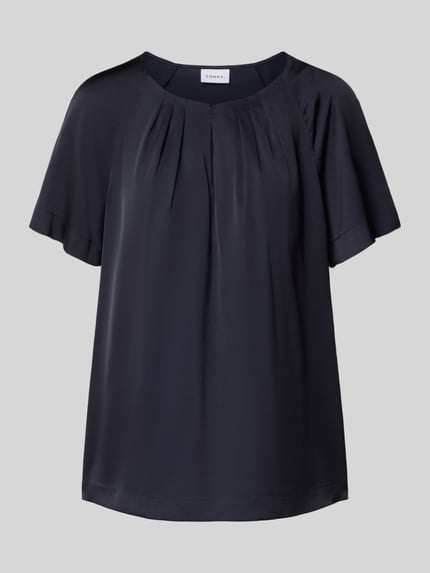 Produktfoto, Blusenshirt mit Schlüsselloch-Ausschnitt von comma, czarny materiał z połyskiem, krój regular fit, 1/2 rękaw, kontekst: Blusenshirt z materiału z domieszką stretchu, długość tyłu w rozmiarze 36: 60 cm, długość rękawa: 19 cm