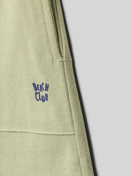 Productfoto, Shorts met elastische band en steekzakken van Blue Seven in lichtgroen, puur katoen, regular fit, bandwijdte maat 116: 29 cm, binnenbeenlengte: 12 cm, opdruk Beach Club