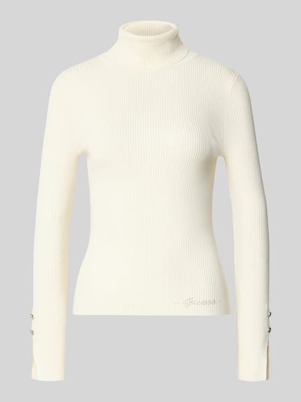 Produktfoto, Strickpullover aus Viskose-Mix mit Rollkragen von GUESS, kremowy, efekt prążkowania, detal z logo, krój slim fit, długość tyłu 54 cm, długość rękawów 62 cm