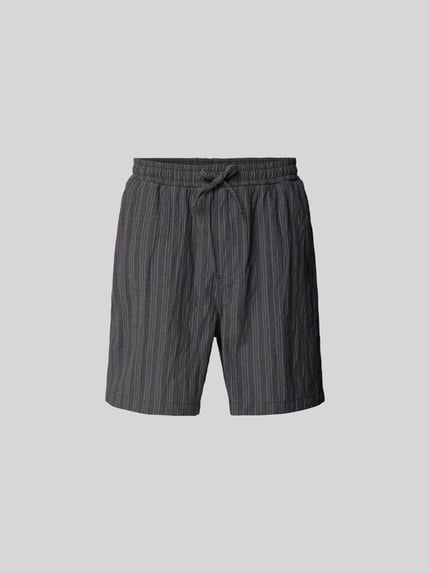 Productfoto, Shorts met Stretch-Anteil van Forét in donkergrijze kleur met verticale strepen, mix van katoen en elastaan, regular fit, elastische band, steekzakken en opgestikte achterzakken, binnenbeenlengte maat M 42 cm, bandwijdte maat M 17 cm