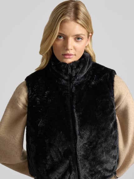 Frauenmodel trägt Regular Fit Weste mit Wende-Funtion Modell 'DANA' von ONLY, schwarze, weiche Textur, Nahaufnahme Oberkörper, Damen Weste von ONLY