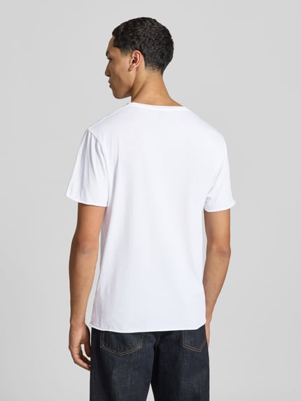 Męski model trägt T-Shirt mit Rollsaum von Filippa K z bawełny, prosty krój, okrągły dekolt, długość tyłu 70 cm, Ganzkörperansicht Rückansicht.