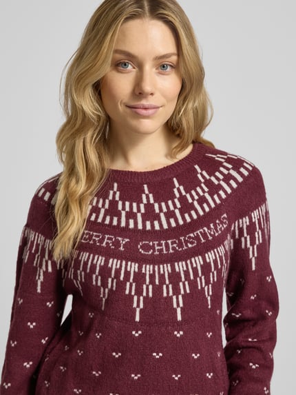 Vrouwenmodel draagt gebreide pullover van Vila, model 'KERTI', materiaalmix met stretch, regular fit, all-over look, ronde hals, nahaufnahme bovenlichaam.