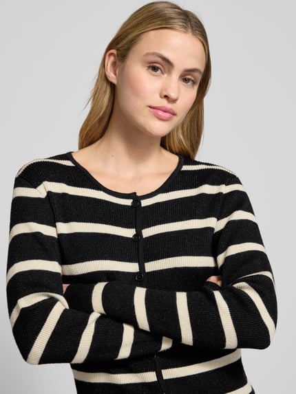 Vrouwenmodel draagt Strickjacke aus Viskose-Mix Modell 'ARNA' van FREE/QUENT met zwarte en crèmekleurige strepen, slim fit, ronde hals, knoopsluiting, Nahaufnahme bovenlichaam.