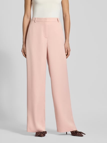 Vrouwenmodel draagt Wide Fit Stoffhose mit Gesäßtasche van Jake*s Collection, roze, met achterzakken en riemlussen, frontale close-up bovenlichaam.