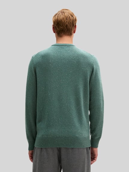 Männermodel trägt Pullover mit Logo-Detail von MARC O’POLO in grüner Melange-Strickoptik, strukturierte Oberfläche, Ganzkörperansicht Rückansicht.
