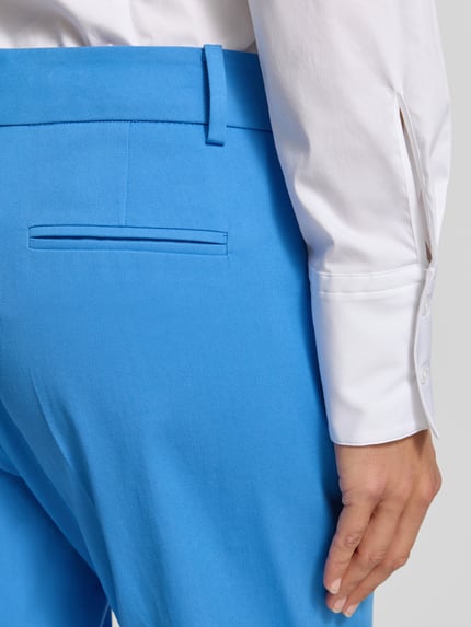 Frauenmodel trägt Stoffhose mit Bügelfalte von More & More in Blau aus Baumwoll-Mix mit Stretch-Anteil, Detailaufnahme Rückansicht.