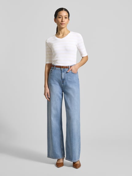 Frauenmodel trägt T-Shirt mit Streifenmuster und V-Ausschnitt von Christian Berg Woman, weiß-beige, Regular Fit, Ganzkörperansicht von vorne.