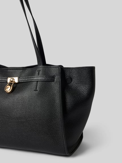 Productfoto, zwarte Handtasche aus echtem Leder Modell 'HAMILTON' van MICHAEL Michael Kors met goudkleurige label-applicatie, grofkorrelige structuur, hoofdvak met magneetsluiting, schouderriem, 52x27x15 cm, riemlengte 62 cm