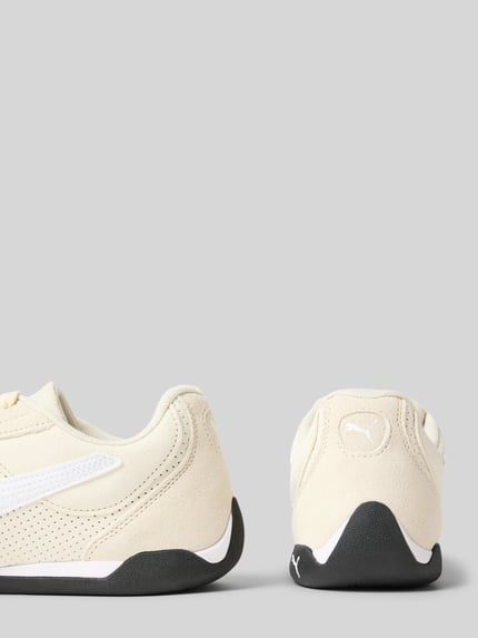 Productfoto, Sneaker uit leer-mix model 'Replicatch' van PUMA met afgeronde pasvorm, logo-stiksel, gladde zool, crème en zwart.