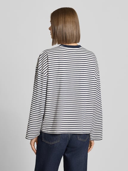 Frauenmodel trägt Relaxed Fit Sweatshirt mit Baumwoll-Anteil von REVIEW, gestreift, elastischer Material-Mix, Ganzkörperansicht Rückansicht.