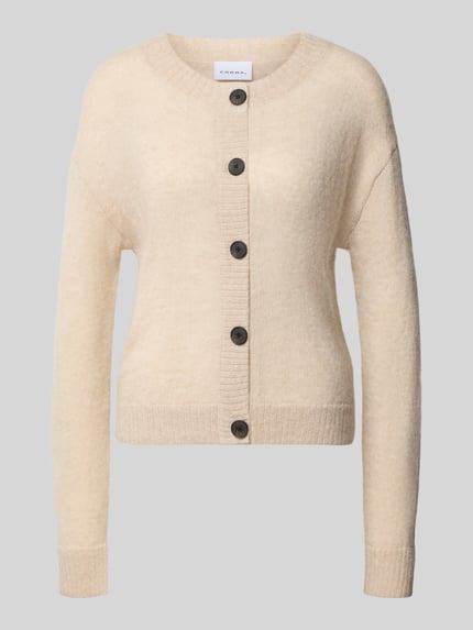 Produktfoto, Strickjacke mit Woll-Anteil von COMMA in Beige, taillierte Passform, gerippte Details, Knopfleiste, weiche Textur