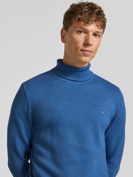 Männermodel trägt Regular Fit Strickpullover aus Baumwoll-Woll-Mix mit Rollkragen von Christian Berg Men, unifarben, Nahaufnahme Oberkörper.
