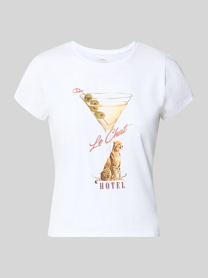 Produktfoto, weißes T-Shirt mit Label-Detail Modell 'LEOPARDTINI' von Guess, taillierter Schnitt, farbiger Print, glatte Baumwoll-Elasthan-Oberfläche