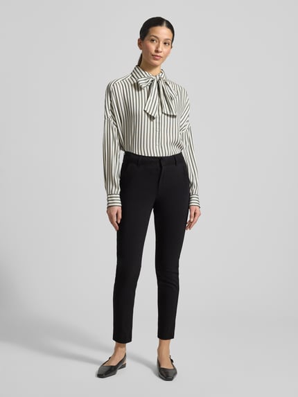 Vrouwenmodel draagt Hose met Gesäßtaschen Model 'DIXI' van B.Young, Viscosemix met stretch, slim fit, zwart, bandwijdte maat 36: 37 cm, binnenbeenlengte maat 36: 73 cm, ganzkörperansicht van voren.