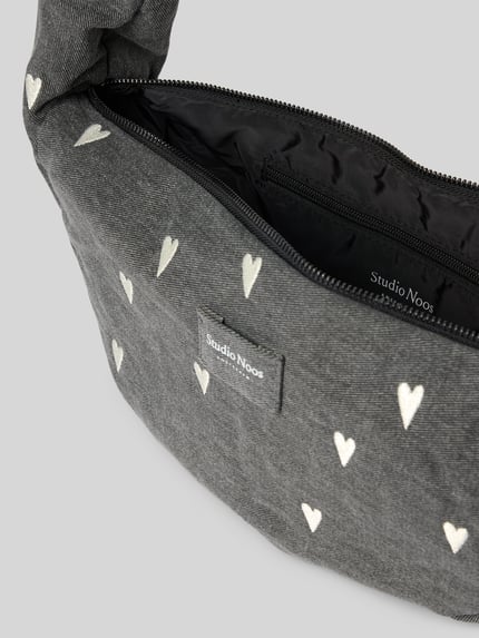 Produktfoto, Shoulder Bag aus reiner Baumwolle in Denim-Optik von Studio Noos z główną przegrodą z zamkiem błyskawicznym, pasek na ramię, detal z logo, nadruk z motywem na całej powierzchni, Szerokość w rozmiarze 1: 38 cm, Długość w rozmiarze 1: 20 cm, Głębokość w rozmiarze 1: 8 cm, Długość paska na ramię w rozmiarze 1: 86 cm