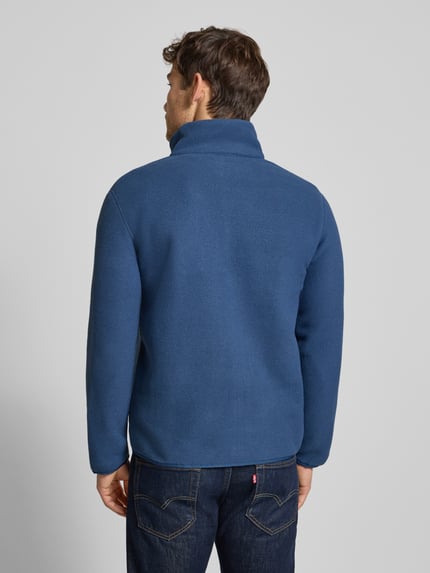 Männermodel trägt Jacke mit Stehkragen Modell 'Teca' von Cotopaxi in Blau mit Regular-Fit, Rückenlänge 68 cm, Ganzkörperansicht Rückansicht.