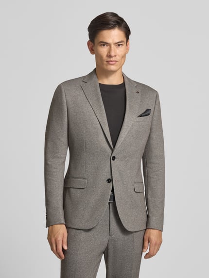 Männermodel trägt Slim Fit Sakko mit Baumwoll-Anteil Modell 'Nick' von Zuitable in Grau, Reverskragen, 2-Knopfleiste, Ganzkörperansicht von vorne.